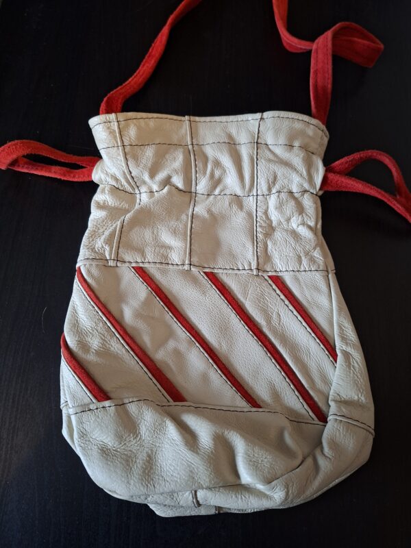 Lederen buideltasje crème rood suède handgemaakt