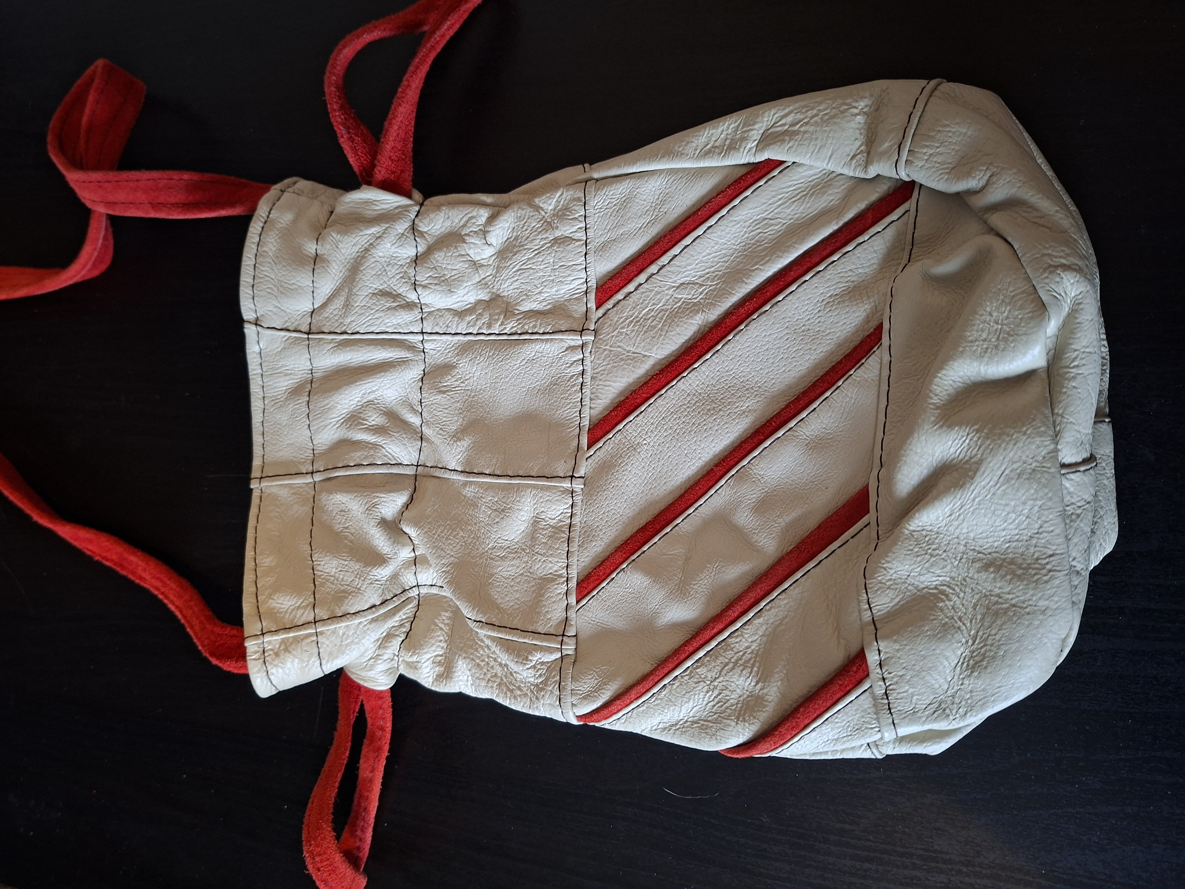 Lederen buideltasje crème rood suède handgemaakt