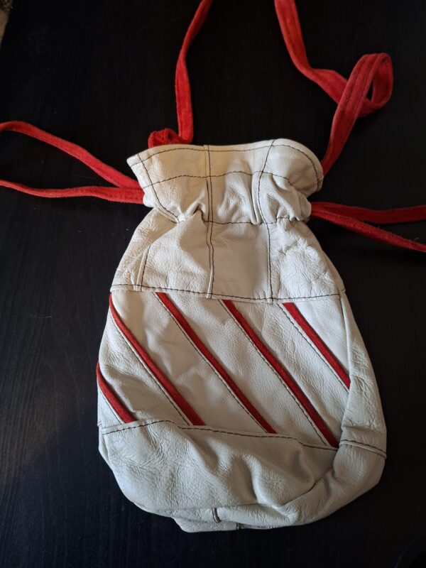 Lederen buideltasje crème rood suède handgemaakt