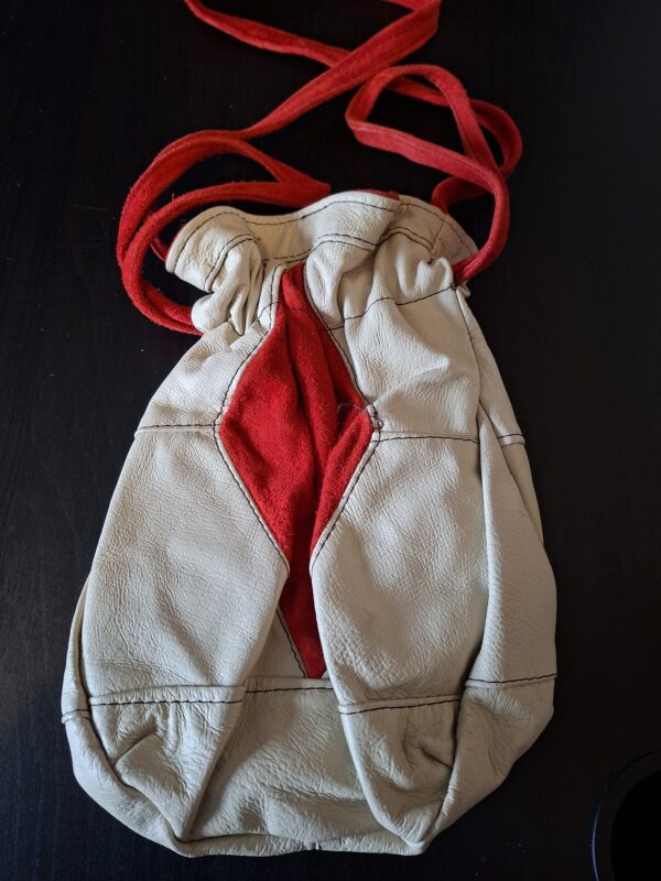 Lederen buideltasje crème rood suède handgemaakt