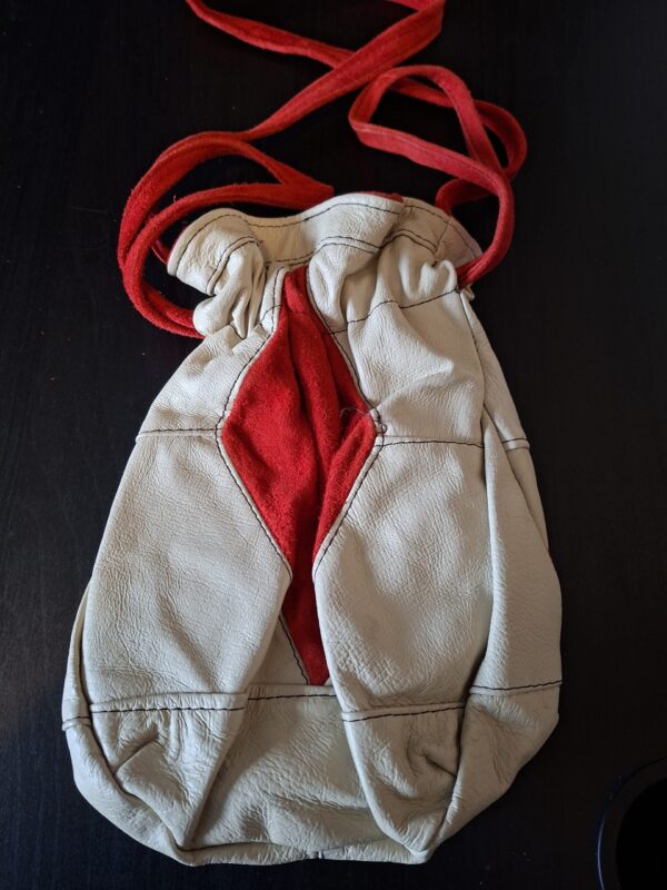 Lederen buideltasje crème rood suède handgemaakt