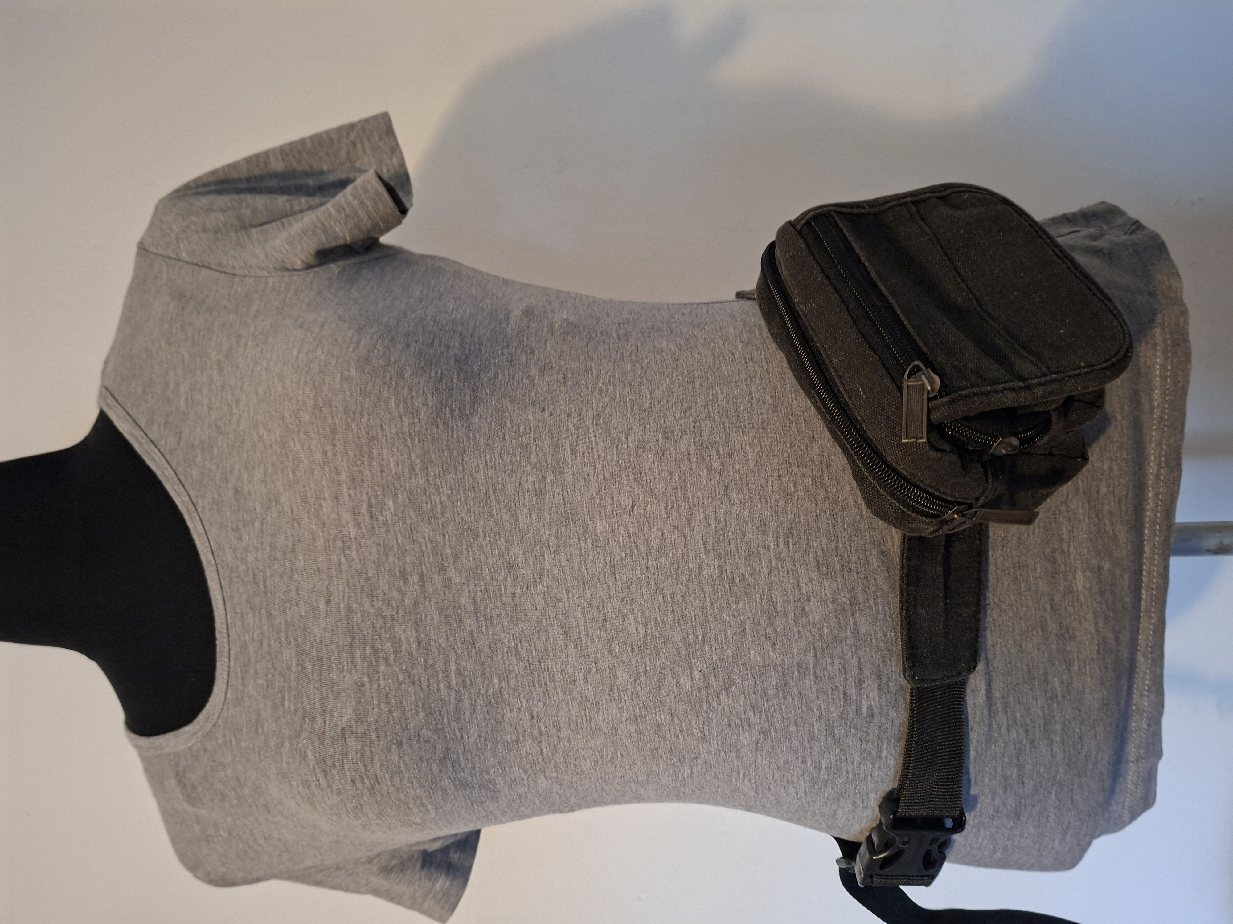 20260307_174033 Heuptasje donkergrijs canvas verstelbare riem