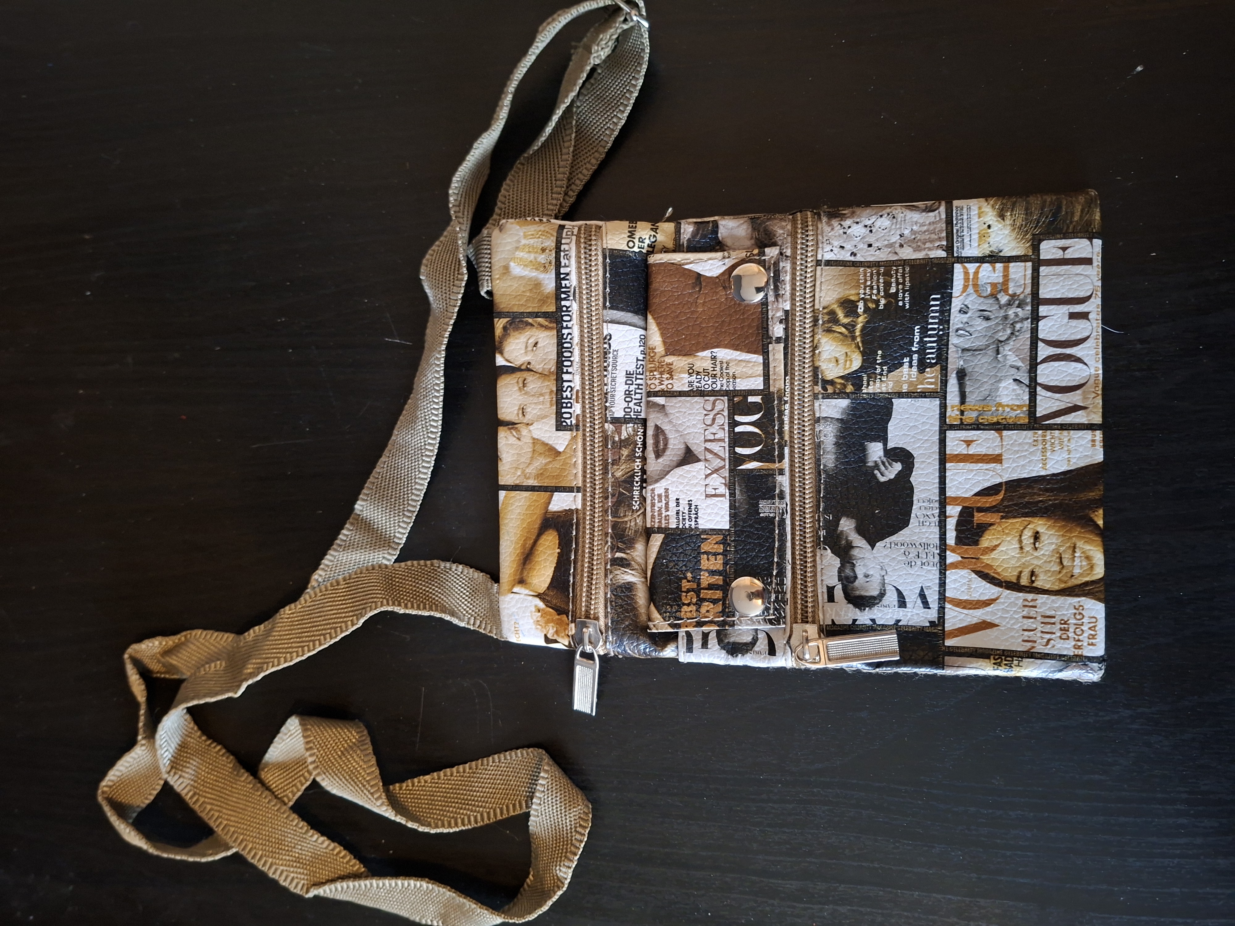 Crossbody tasje Vogue print beige/zwart