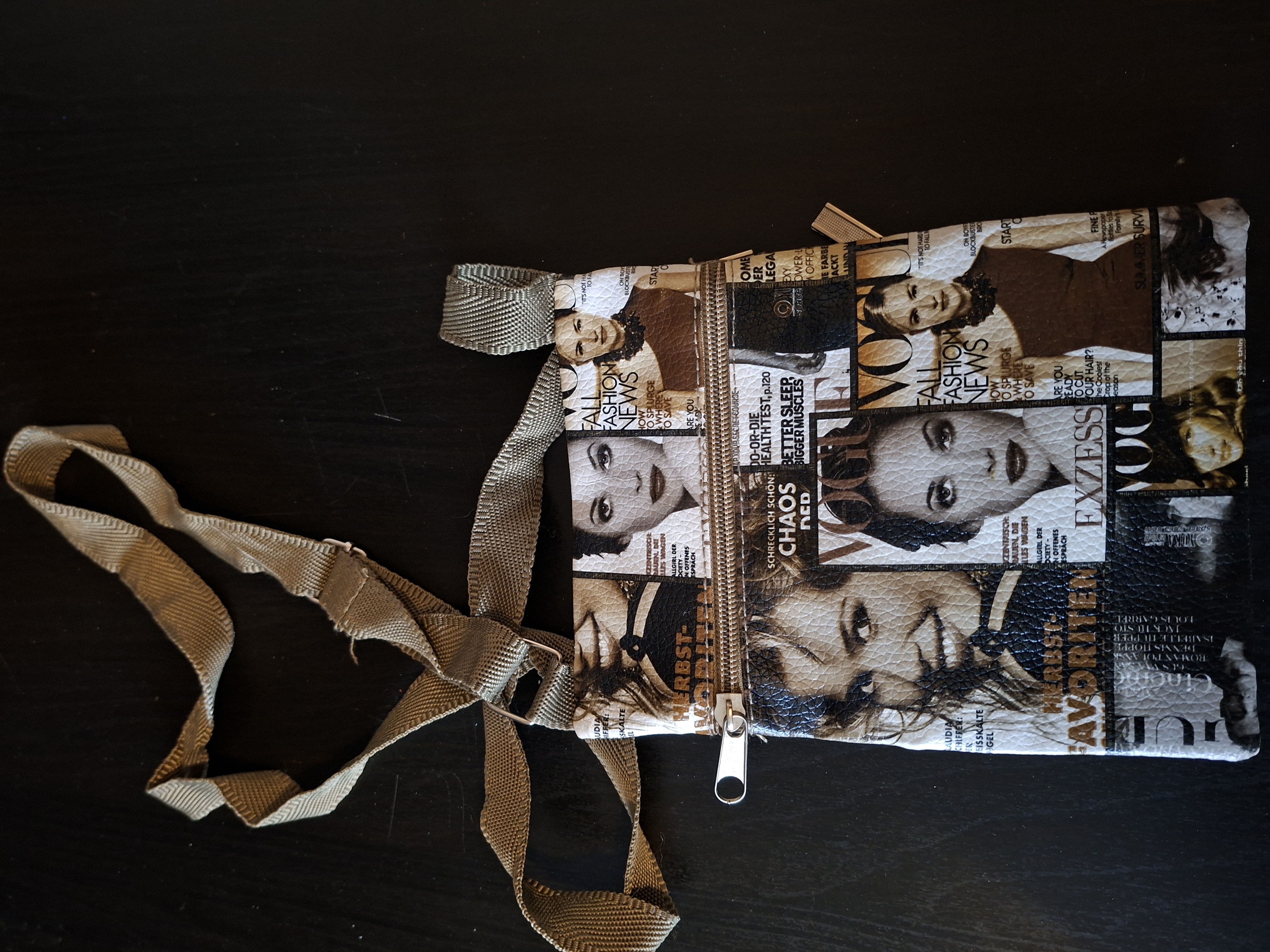 Crossbody tasje Vogue print beige/zwart