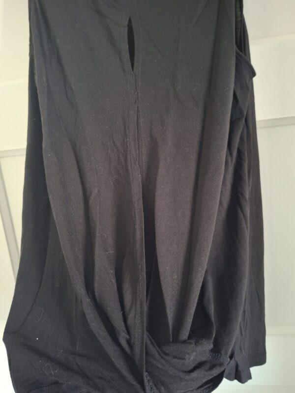 Zwart mouwloos topje tuniek met drapering en uitsnijding maat M/L