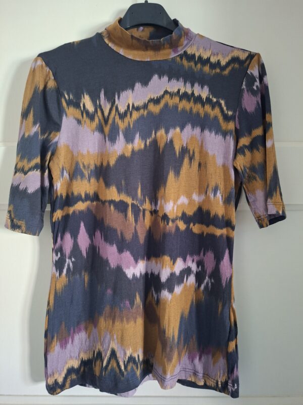 Top ikat print donkerblauw/oker/lila staande col maat S/M