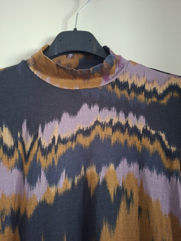 Top ikat print donkerblauw/oker/lila staande col maat S/M