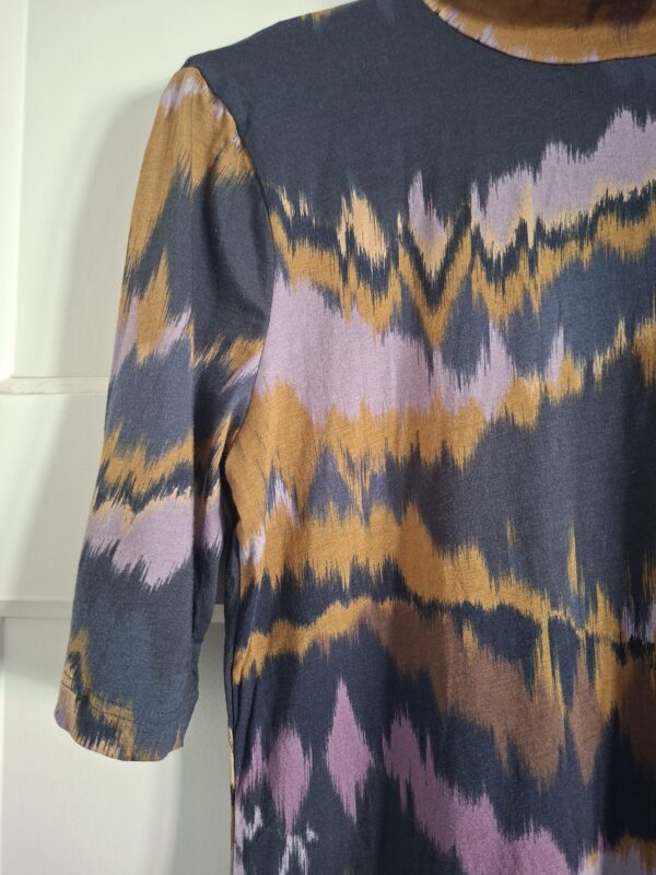 Top ikat print donkerblauw/oker/lila staande col maat S/M