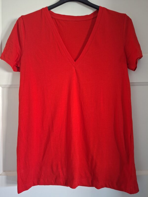 20260311_150847 Rood T-shirt dubbele V-hals maat S/M