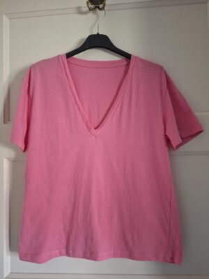 20260311_151255 Roze T-shirt diepe V-hals maat S/M