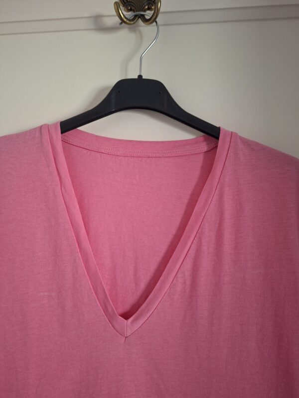 20260311_151258 Roze T-shirt diepe V-hals maat S/M