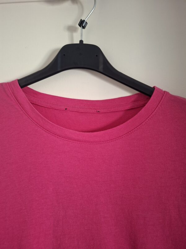 20260311_151755 Fuchsia T-shirt ronde hals maat S/M