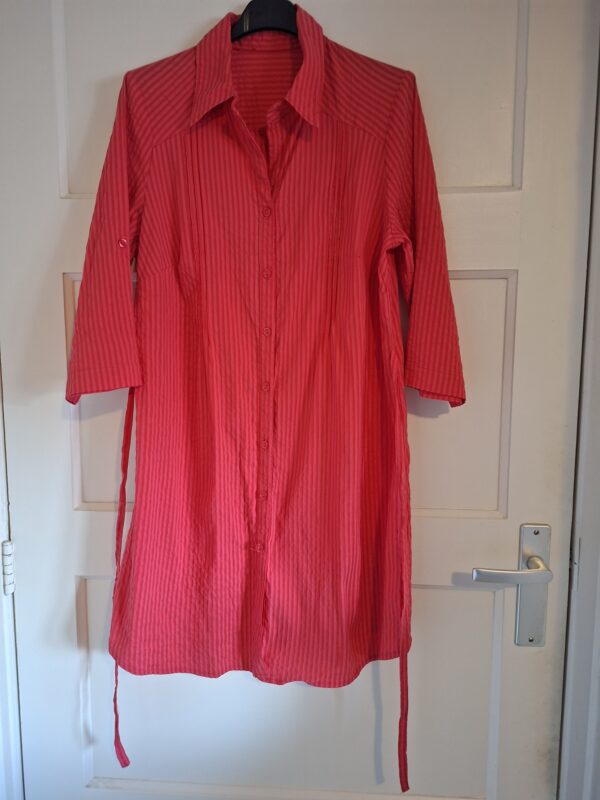 Lange blouse rood gestreept met strikbandjes maat M