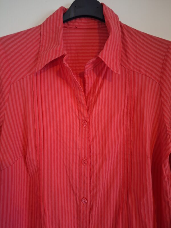 Lange blouse rood gestreept met strikbandjes maat M