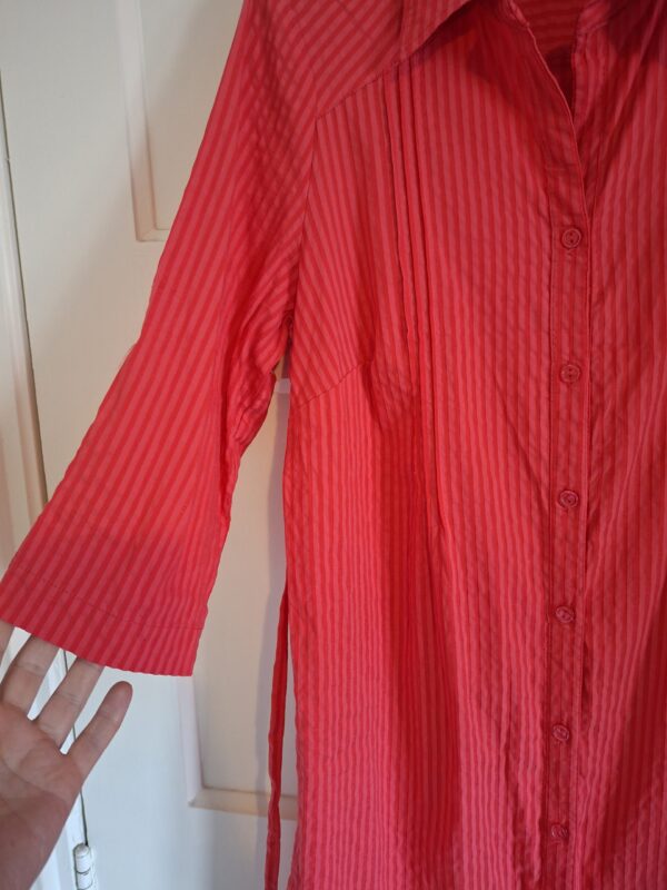 Lange blouse rood gestreept met strikbandjes maat M