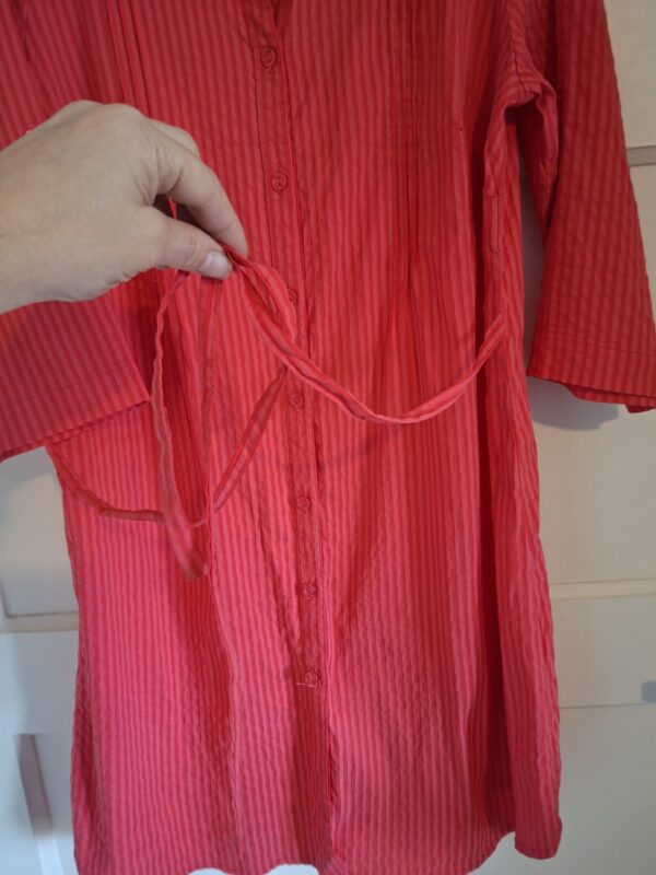 Lange blouse rood gestreept met strikbandjes maat M