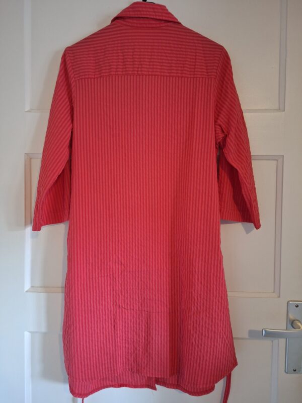 Lange blouse rood gestreept met strikbandjes maat M