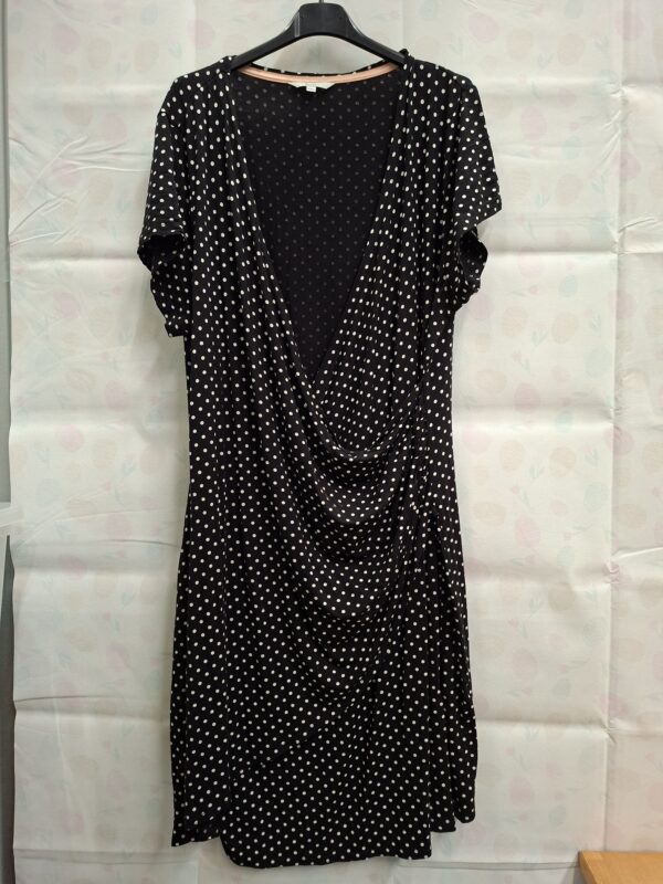 20260314_131856 Miss Etam wikkel-stijl jurk - Zwart met witte stippen - Maat XXL