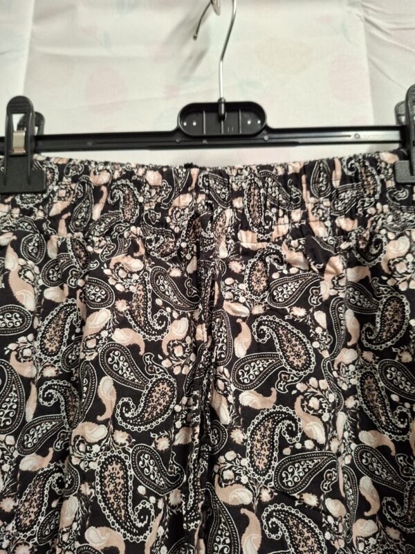 Korte broek / shorts - Zwart/roze paisley - Maat ca. 44-46