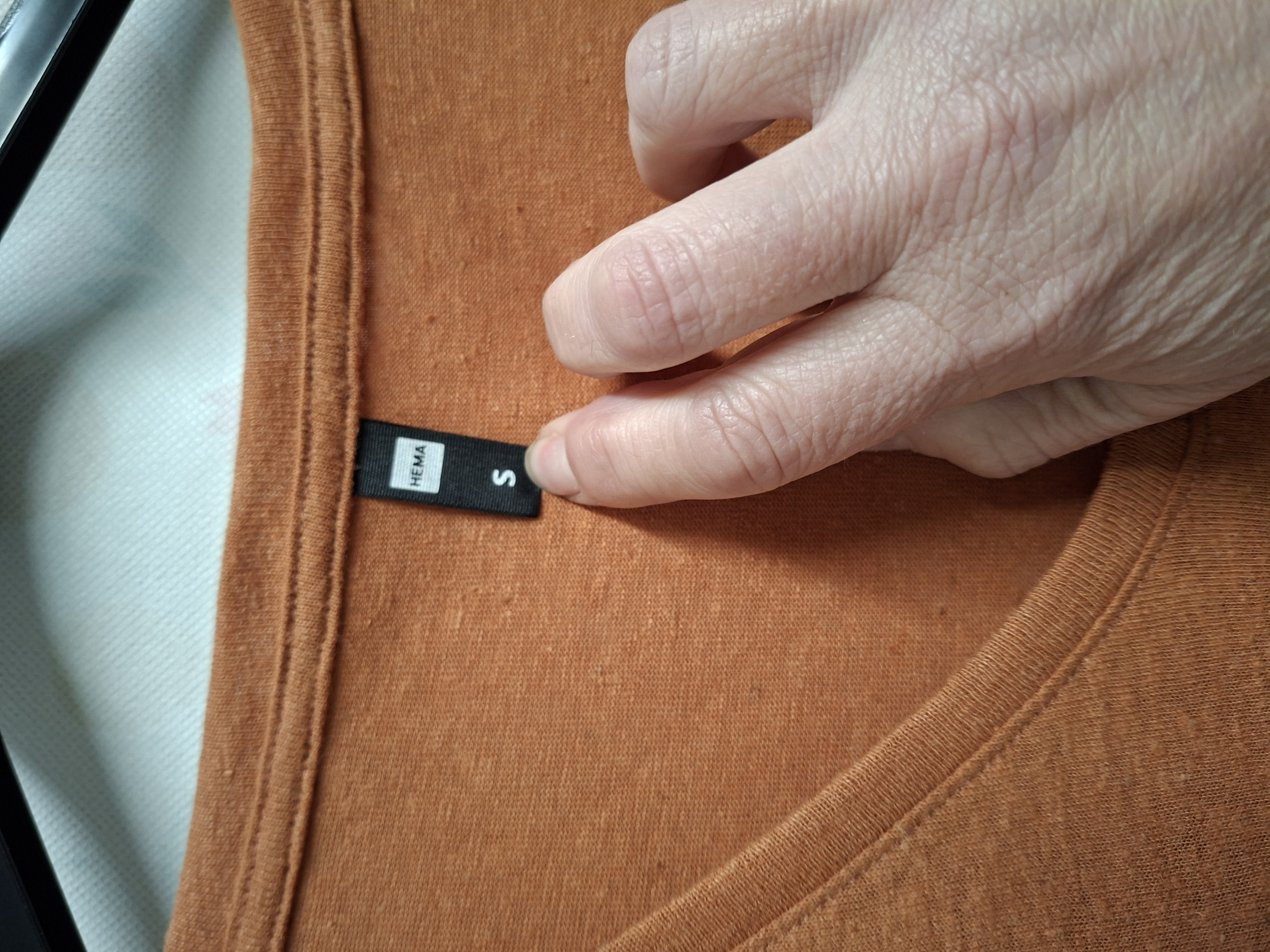 HEMA T-shirt V-hals Roestoranje S — 52% Linnen