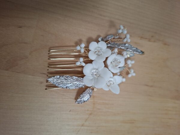 Decoratief haarkammetje met witte bloemen en zilveren blaadjes