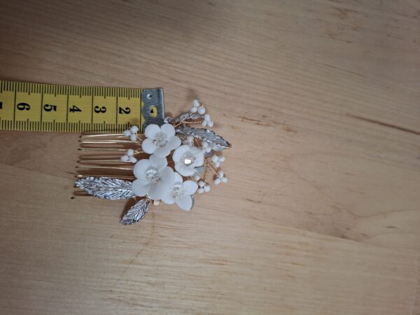 Decoratief haarkammetje met witte bloemen en zilveren blaadjes