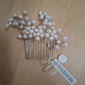 Decoratief haarkammetje met parelkralen — Bruidslook