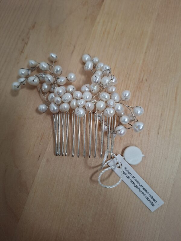 Decoratief haarkammetje met parelkralen — Bruidslook