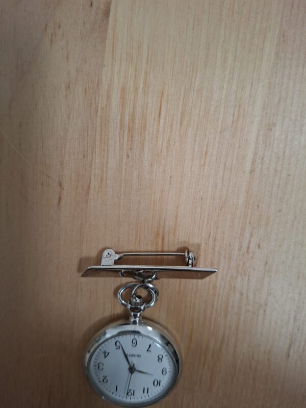 Verpleegkundige speldhorloge / Nurse watch — Zilverkleurig