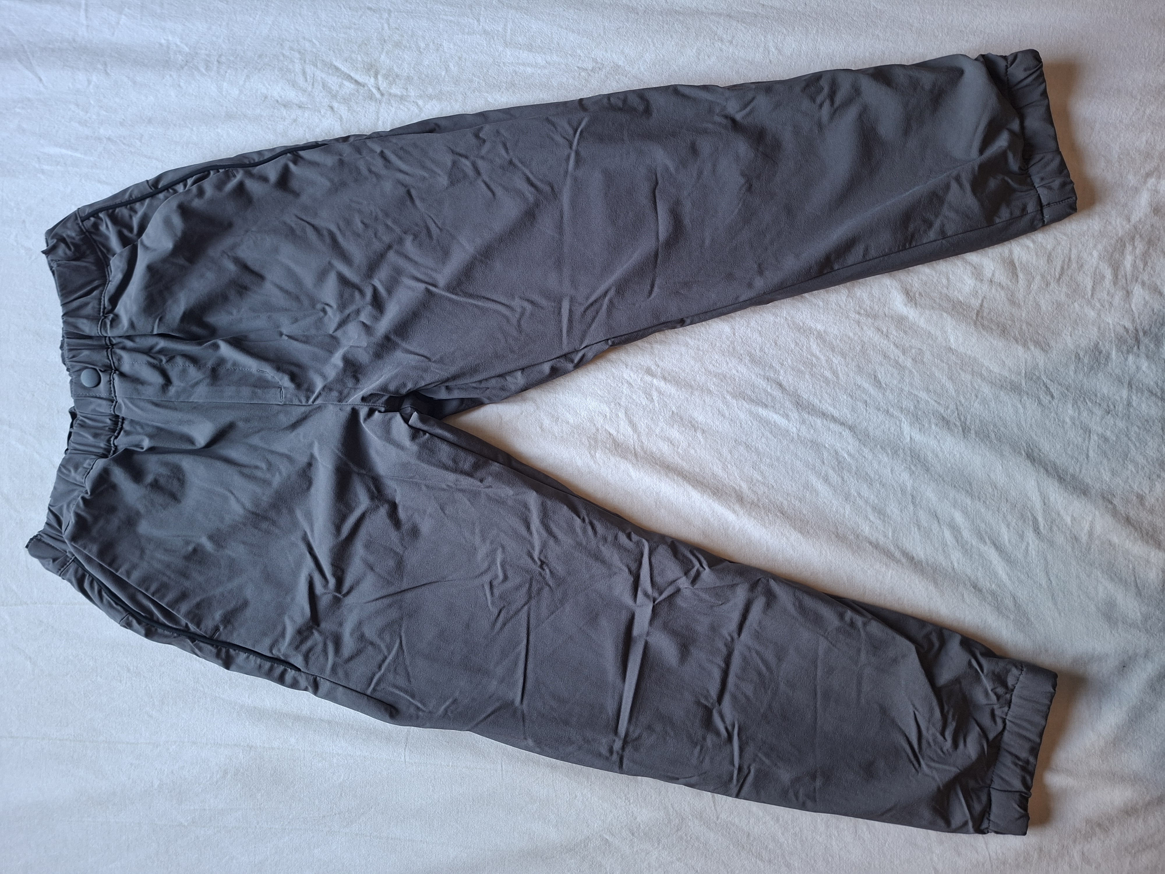 Uniqlo gewateerde winterbroek donkergrijs maat 122-128