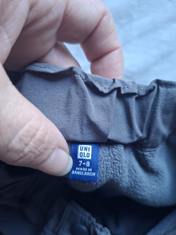 Uniqlo gewateerde winterbroek donkergrijs maat 122-128
