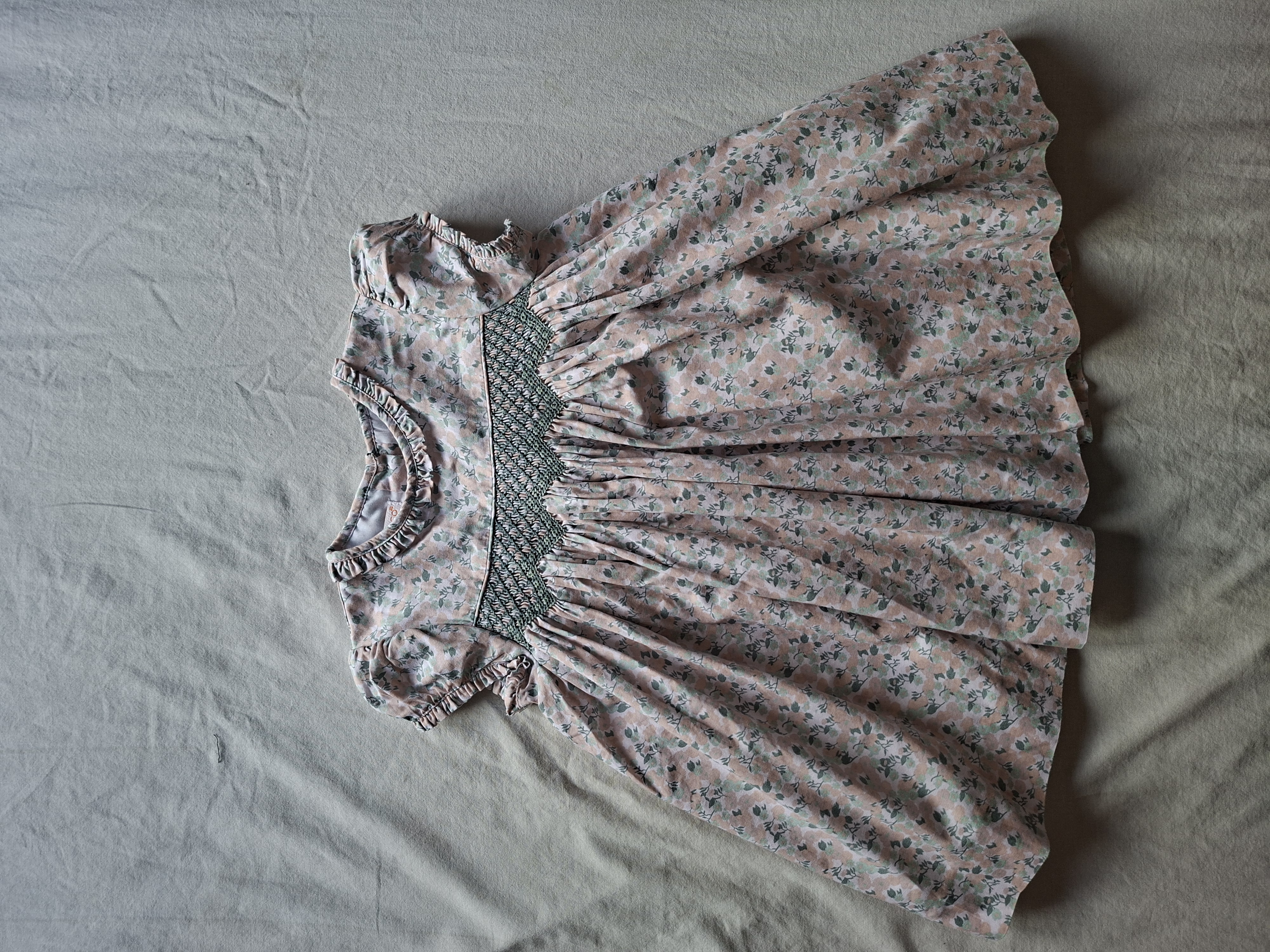 Gocco jurk met bloemenprint en groen smockwerk maat 86/92