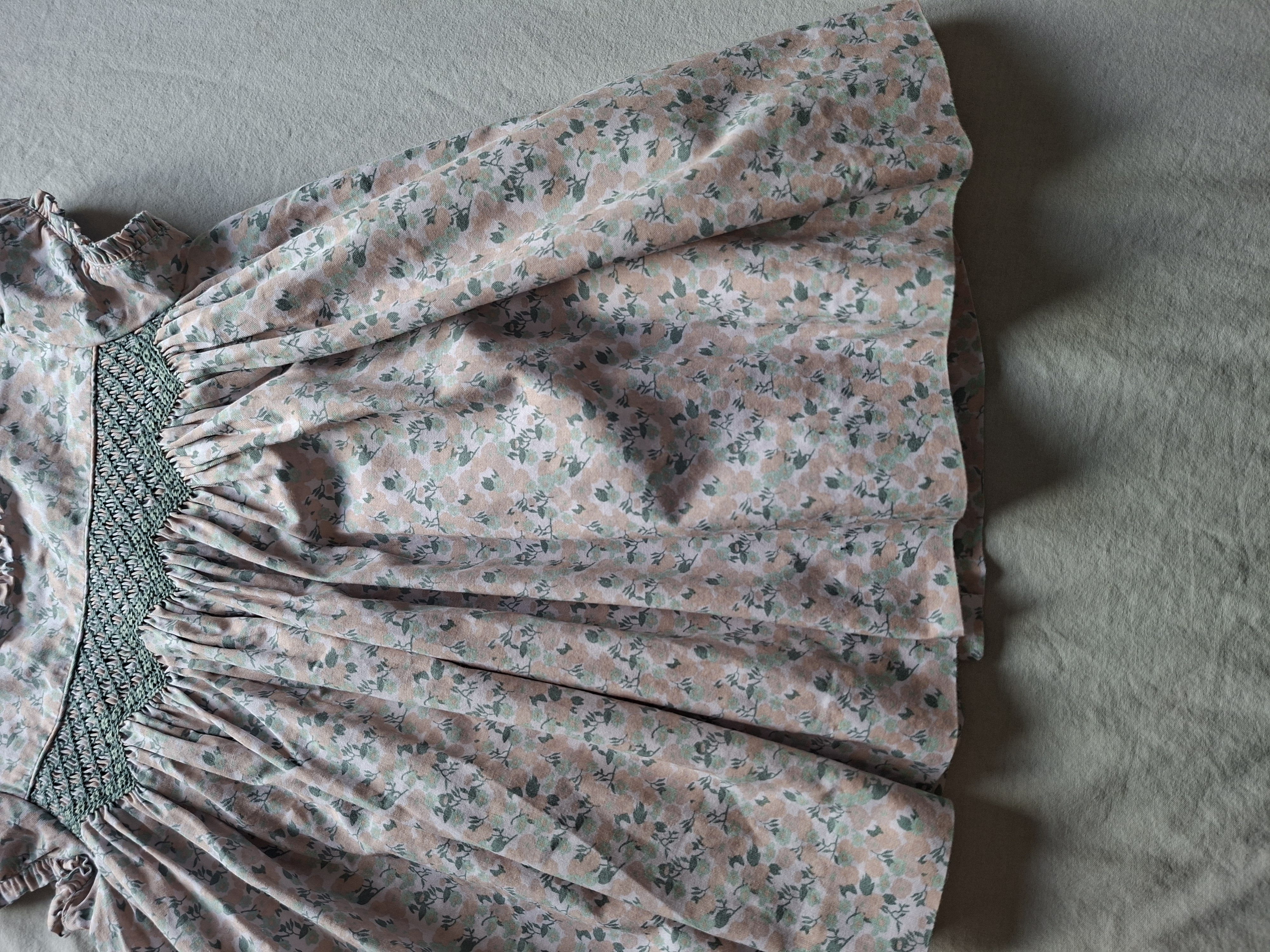 Gocco jurk met bloemenprint en groen smockwerk maat 86/92