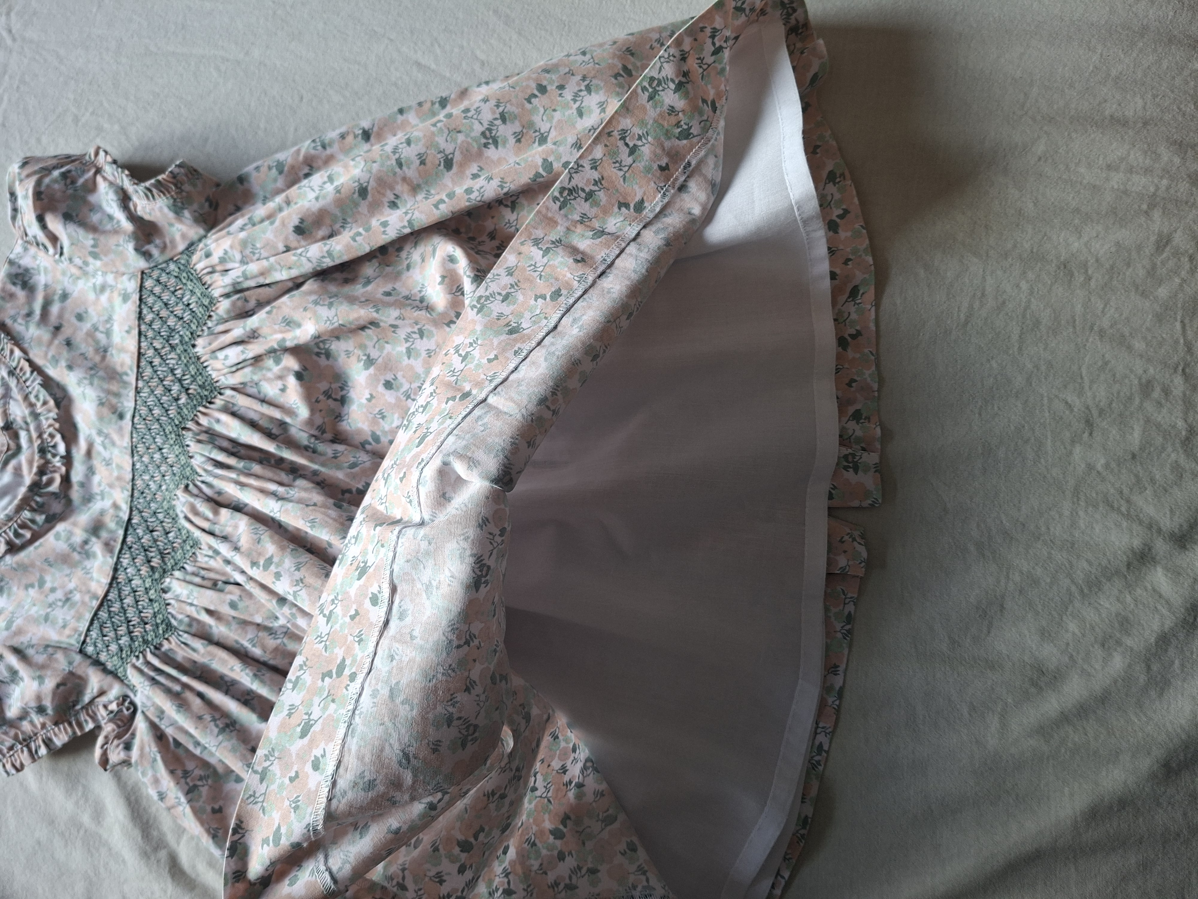 Gocco jurk met bloemenprint en groen smockwerk maat 86/92