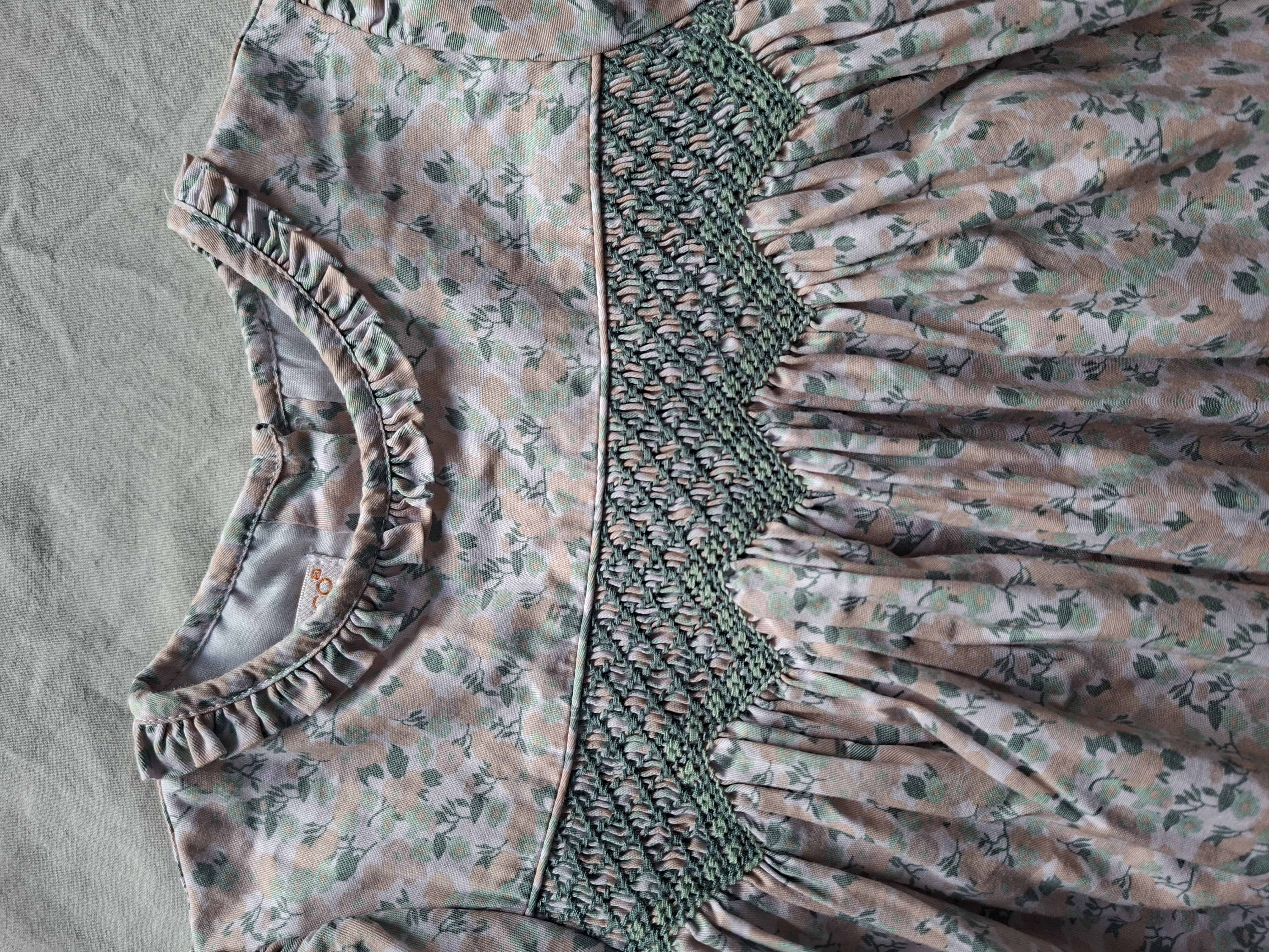 Gocco jurk met bloemenprint en groen smockwerk maat 86/92