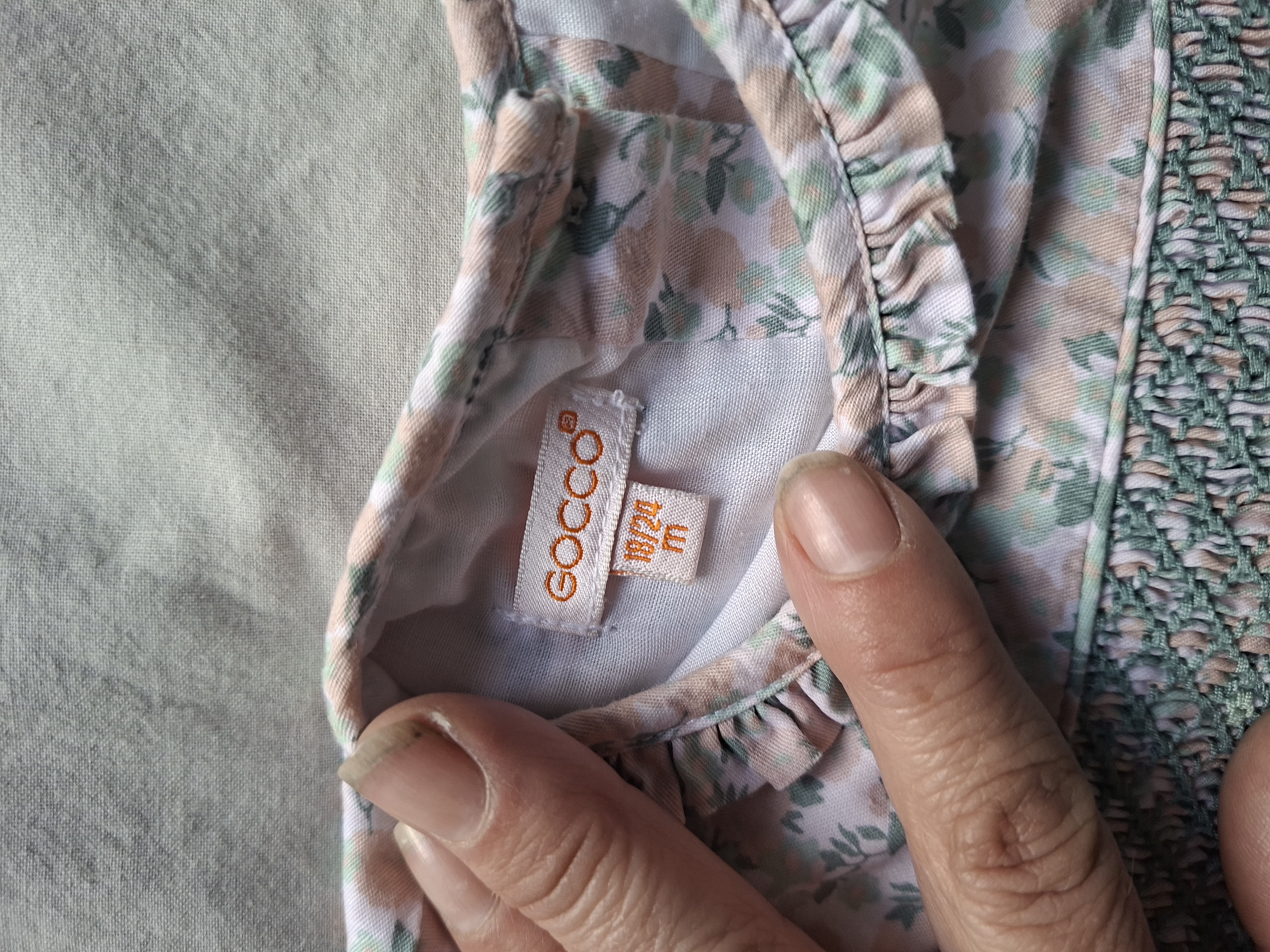 Gocco jurk met bloemenprint en groen smockwerk maat 86/92