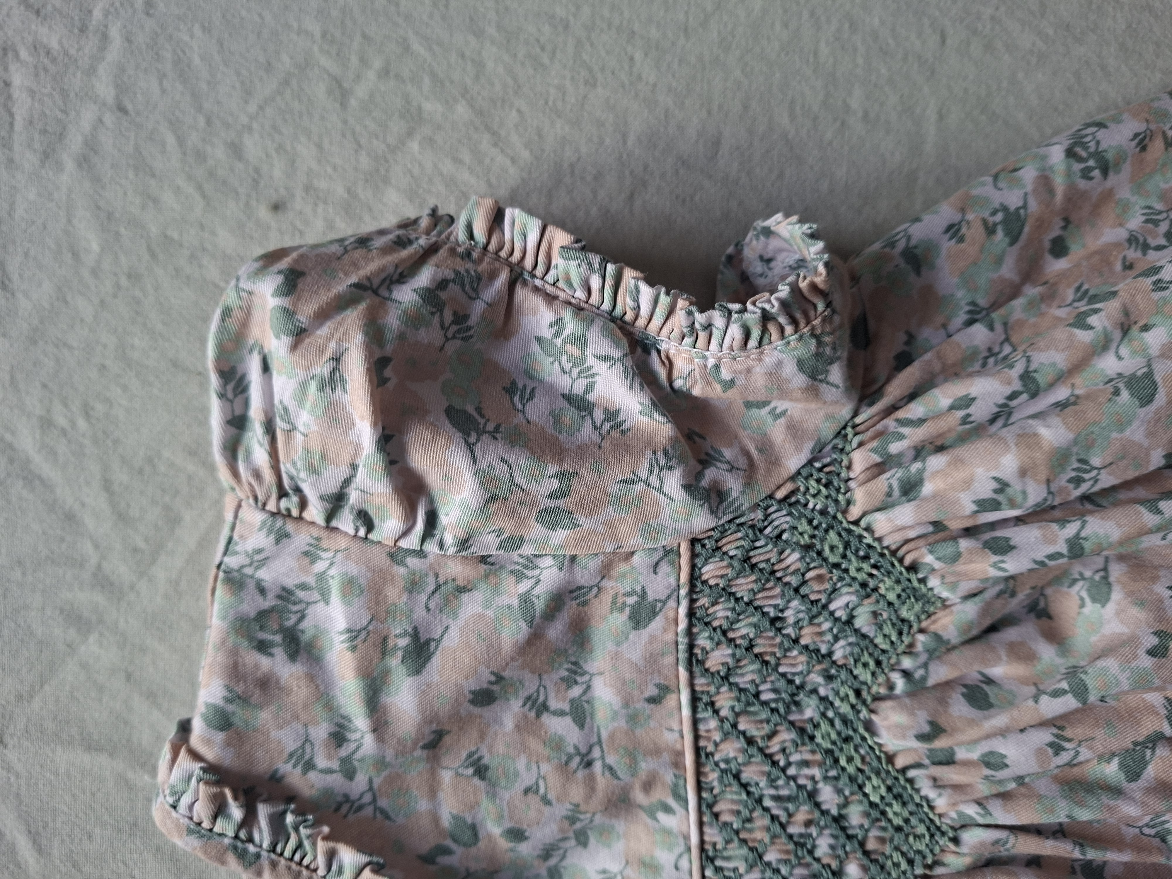 Gocco jurk met bloemenprint en groen smockwerk maat 86/92