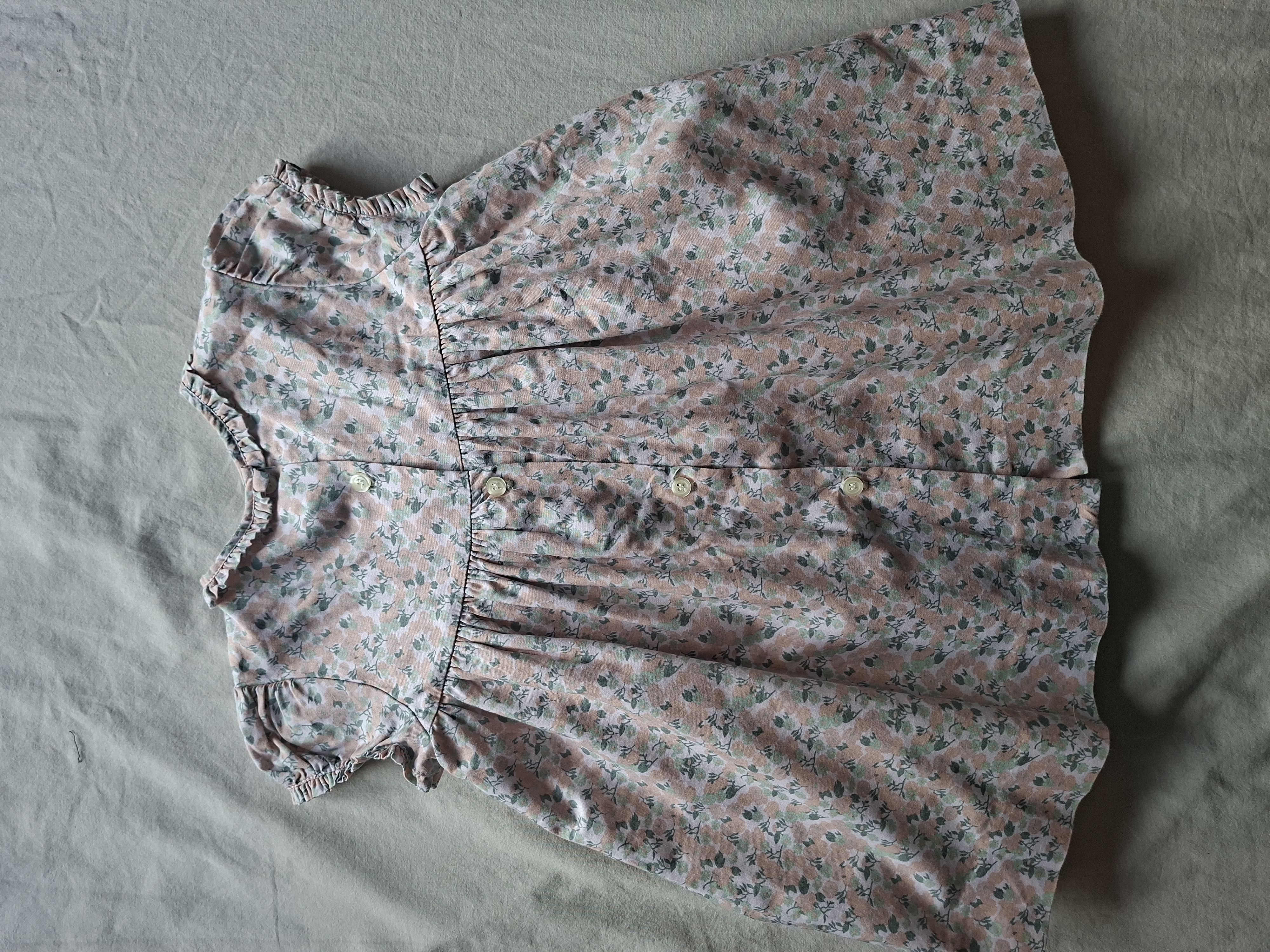 Gocco jurk met bloemenprint en groen smockwerk maat 86/92