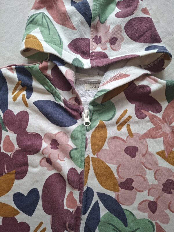 Sfera vest met bloemenprint en capuchon maat 122/128