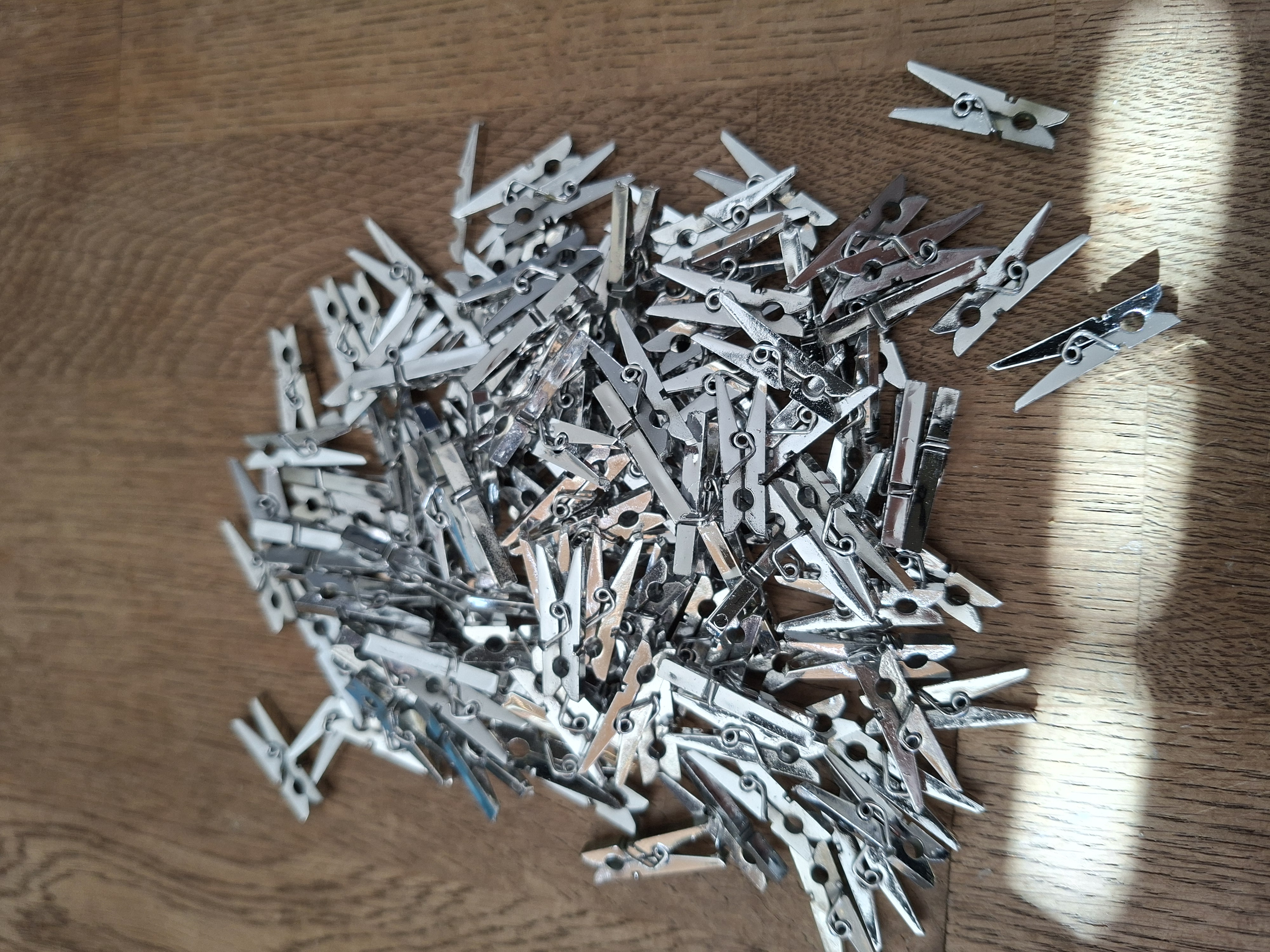 Circa 130 mini wasknijpers plastic zilver 2,5 cm