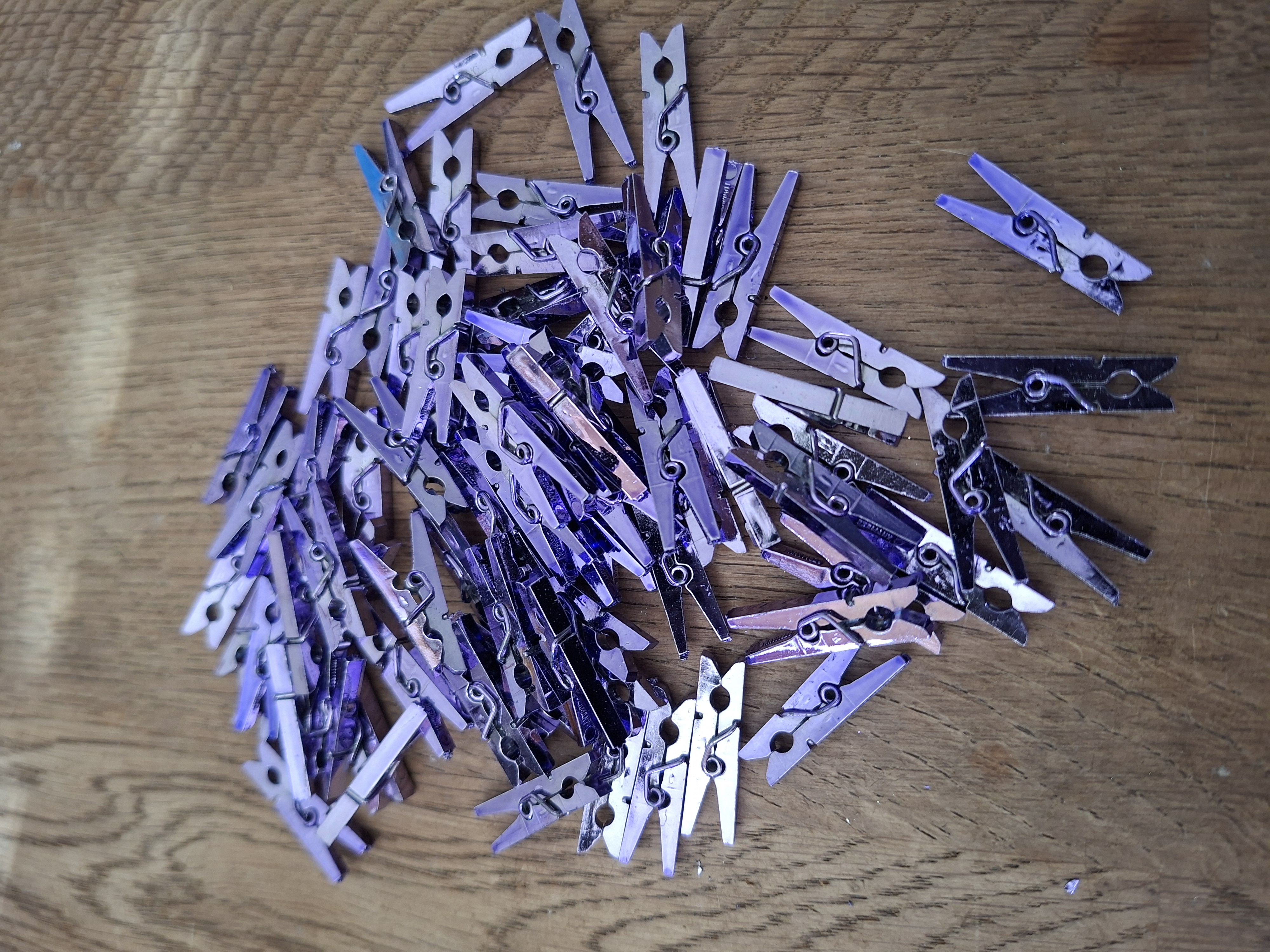 Circa 70 mini wasknijpers plastic paars 2,5 cm