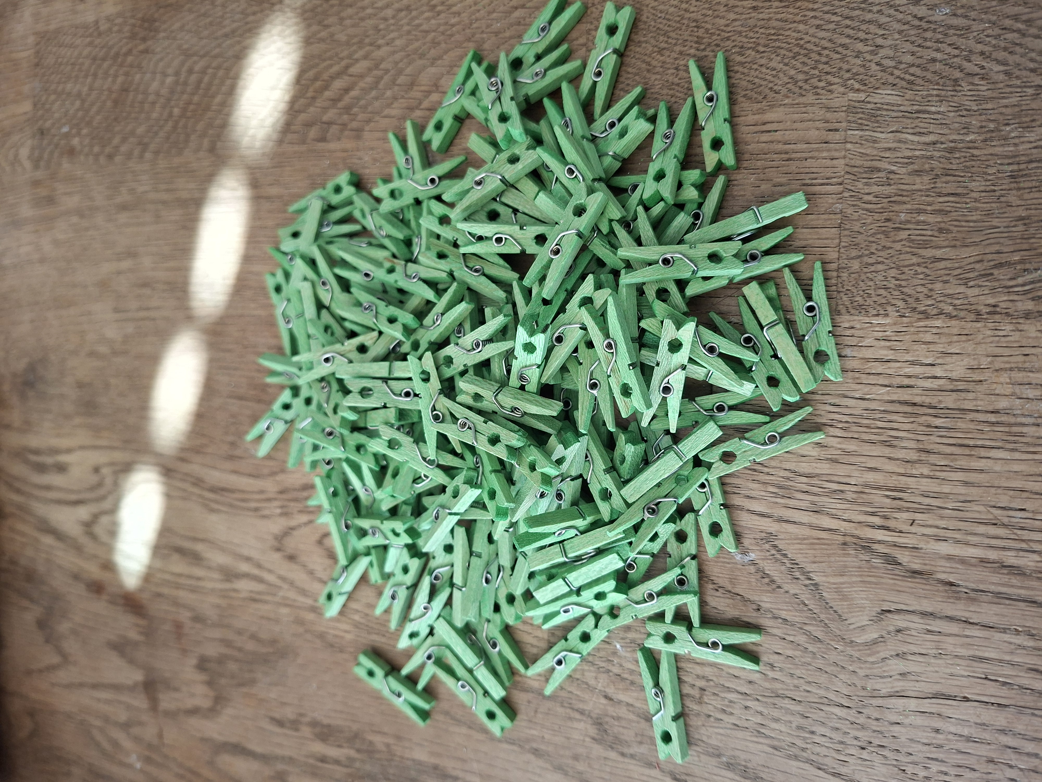 Circa 205 mini wasknijpers hout groen & oranje 2,5 cm