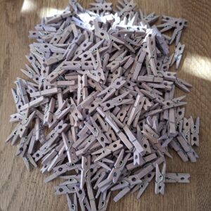 Circa 300 mini wasknijpers hout lila 2,5 cm