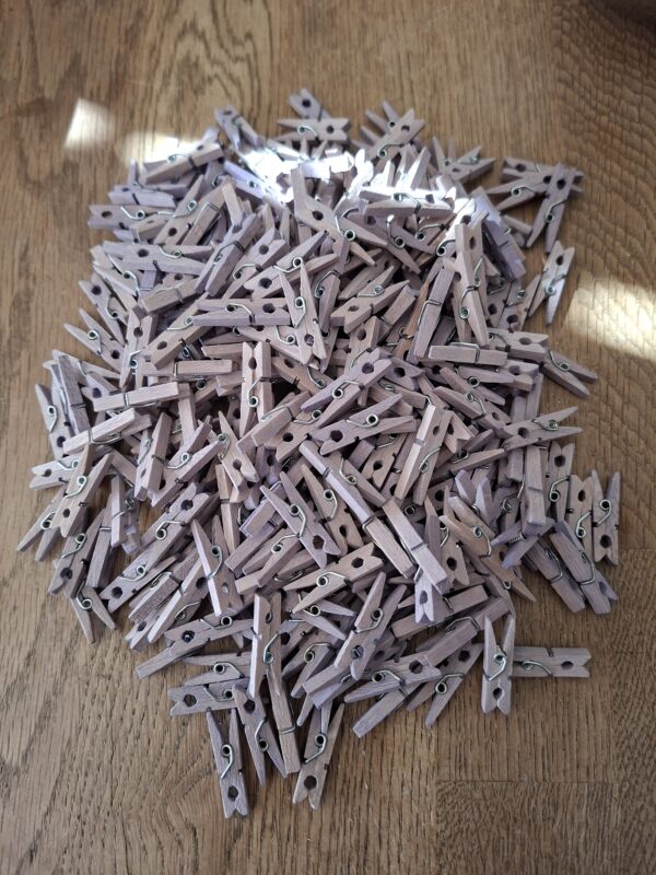 Circa 300 mini wasknijpers hout lila 2,5 cm