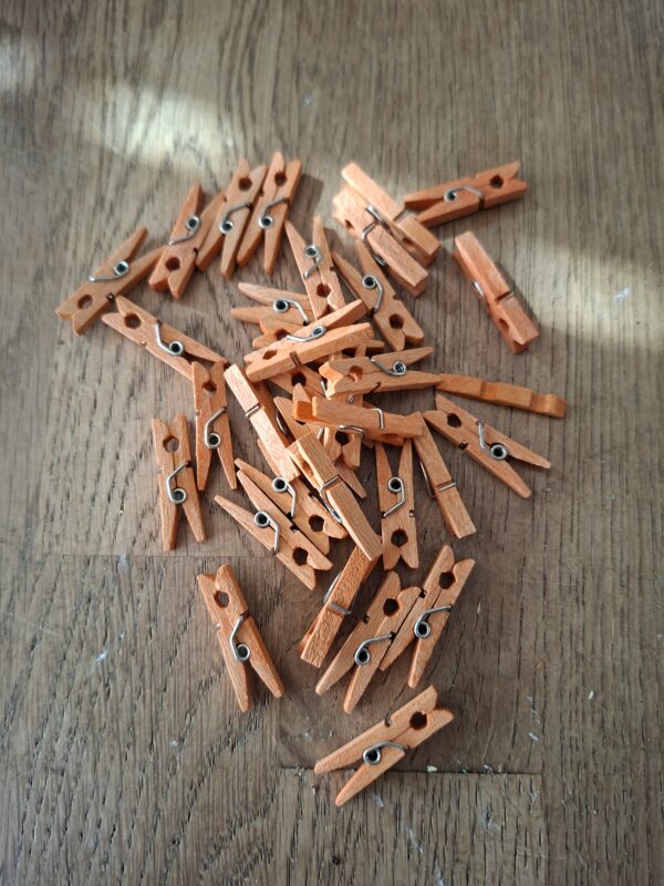 Circa 205 mini wasknijpers hout groen & oranje 2,5 cm