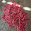 Circa 105 mini wasknijpers plastic rood glitter 2,5 cm