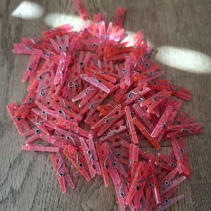 Circa 105 mini wasknijpers plastic rood glitter 2,5 cm