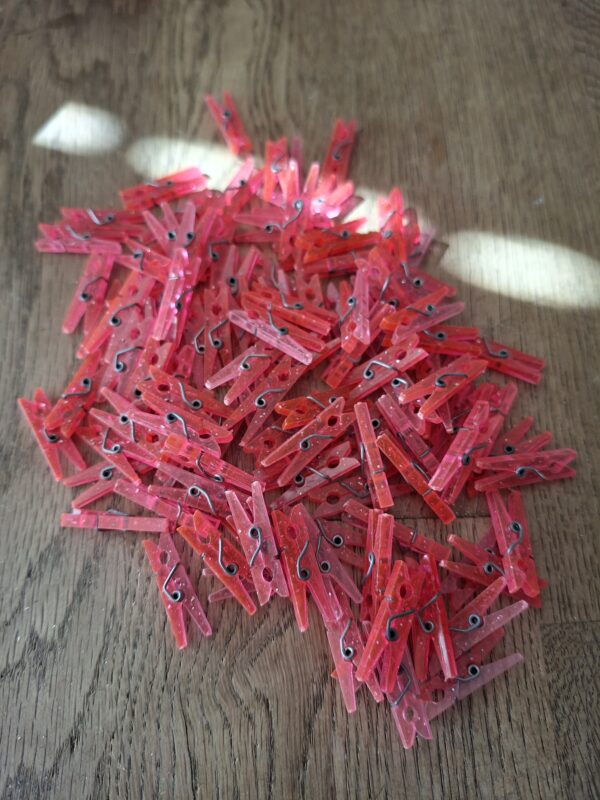 Circa 105 mini wasknijpers plastic rood glitter 2,5 cm