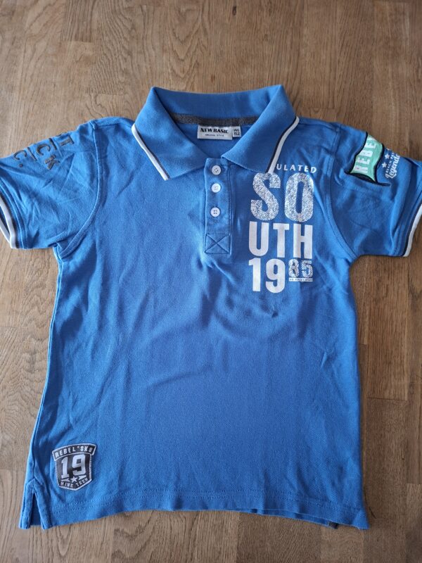 New Basic poloshirt kobaltblauw met prints en patches