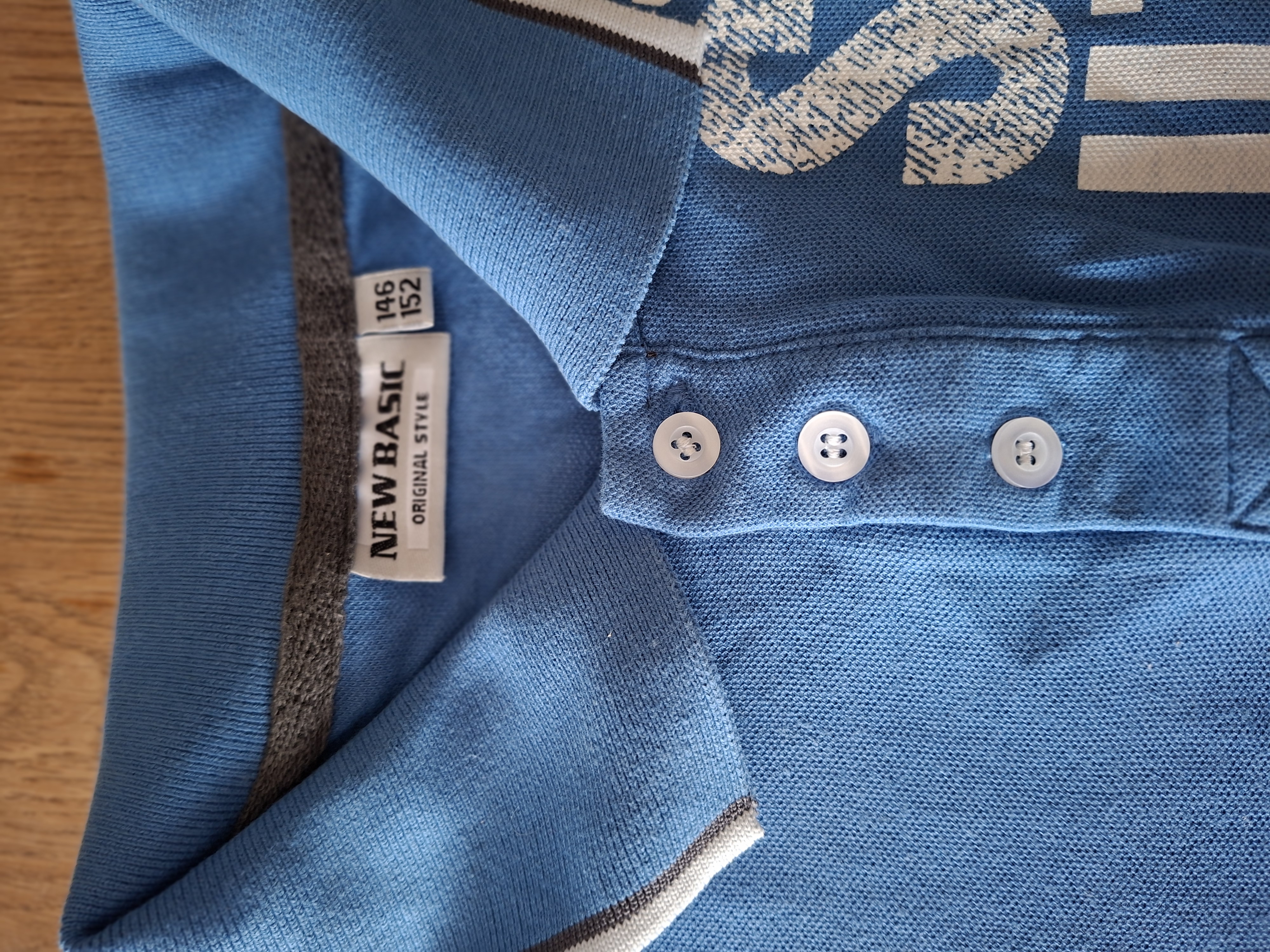 New Basic poloshirt kobaltblauw met prints en patches